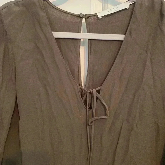 ASTR the label - olive green peasant blouse- long flare sleeve -medium - Picture 3 of 8